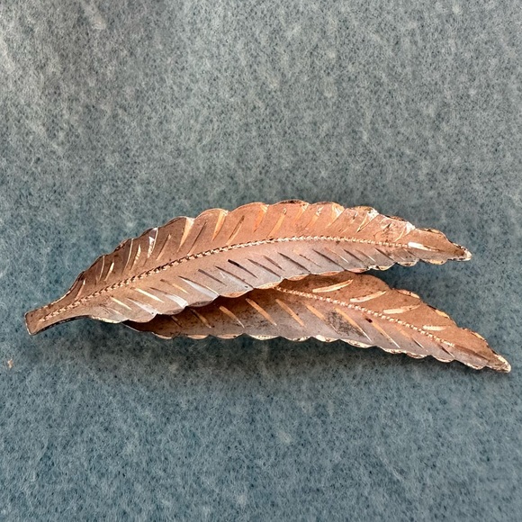 Vintage Sterling Silver Pin Brooch 2 Textured Leaves with brushed & shiny finish - Picture 1 of 5